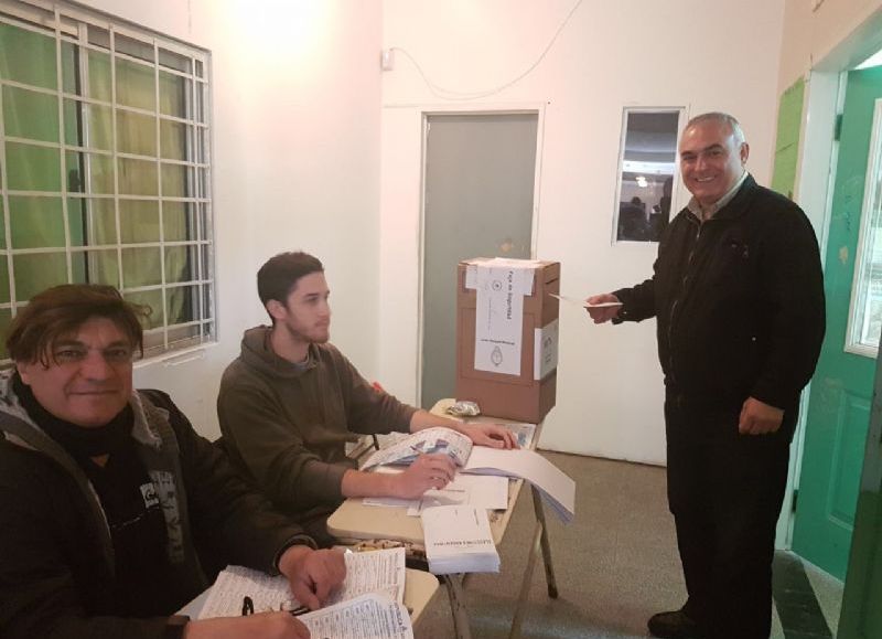 El candidato de 1País, Ángel Celi, emitiendo su voto.