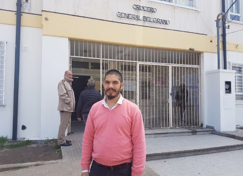 El candidato Alejandro Seoúlveda fiscalizando en la Escuela N° 25.