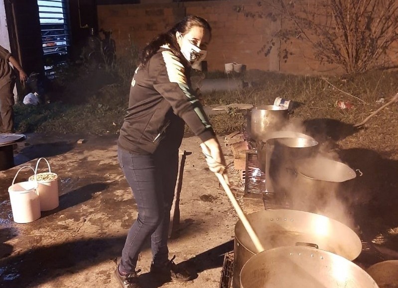 Tendiendo una mano solidaria.