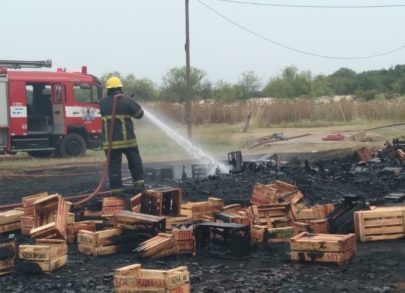 Intensa labor de los bomberos.