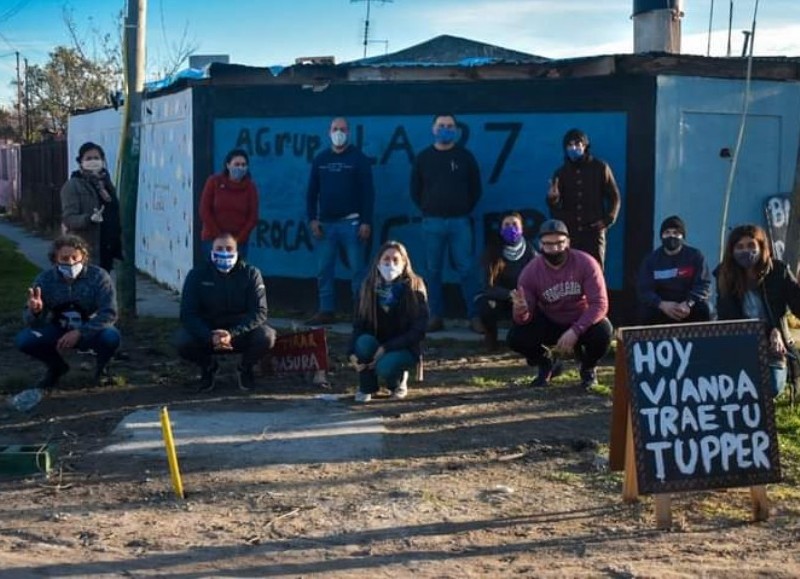 Espalda con espalda con los vecinos.