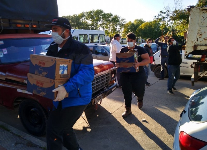 Con la camiseta de la solidaridad.