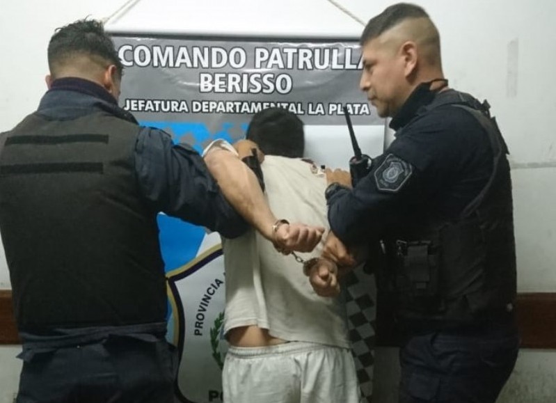 El sujeto estaba agrediendo al menor con un elemento contundente, por lo que fue detenido y derivado a la seccional primera para iniciar las actuaciones de oficio.