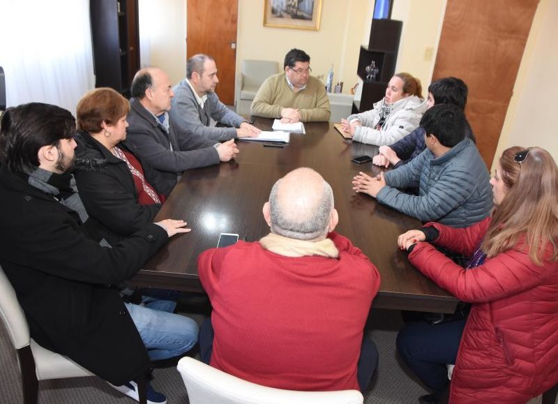 Reunión del Ejecutivo con padres y docentes.