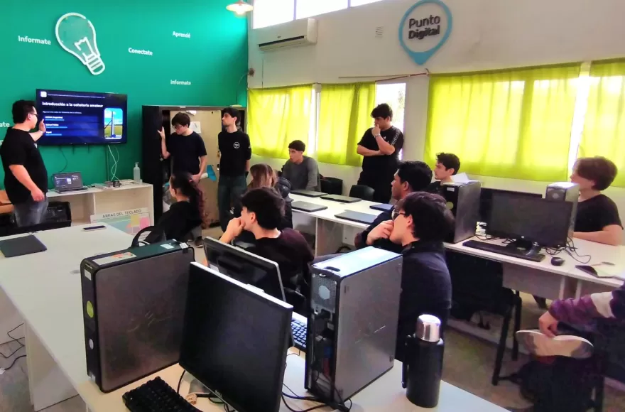 La primera clase se realizó este lunes y permitió a los participantes dar sus primeros pasos en el mundo de los cohetes, los satélites y la exploración espacial.