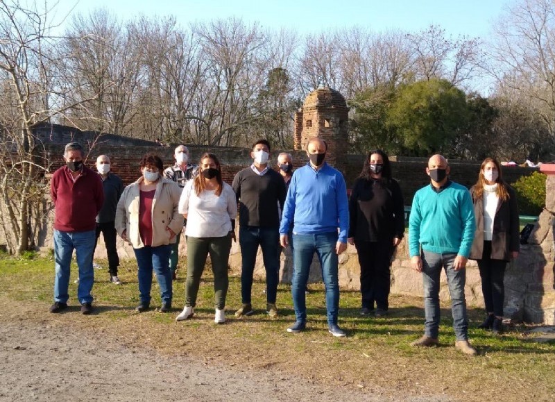 María Marta Gianastassio junto a Claudio Viciconti, Fernando Seghini, Gustavo Asnaghi, Daniel Montes, Antonio Collante, Rosa Noble, Ines Pozzio, Peto Rojas, Marcela Lucena y Gabriel Carfaña.