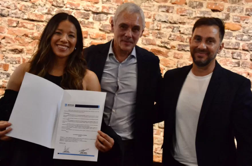 El intendente junto a los artistas.