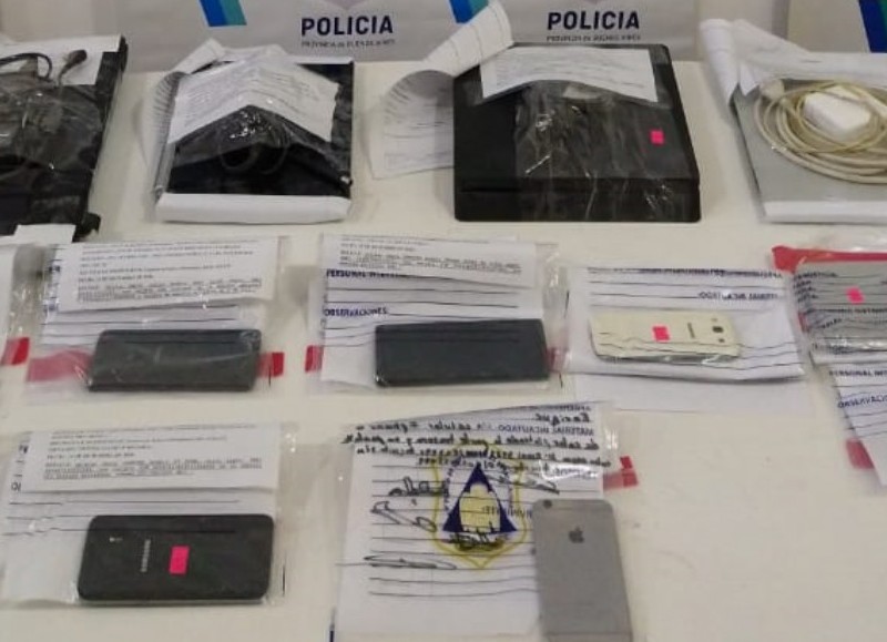 En los allanamientos se incautaron ocho celulares, tres notebooks, cuatro discos rígidos, tres pendrives, un IPad, una Playstation y una tarjeta micro SD.