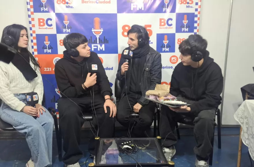 Los chicos del Parroquial venden sus productos en la Fiesta.