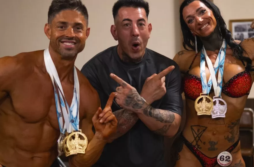 Mauricio Romero junto a los atletas Luciano Cruz y Celeste Pérez Ipoutcha.