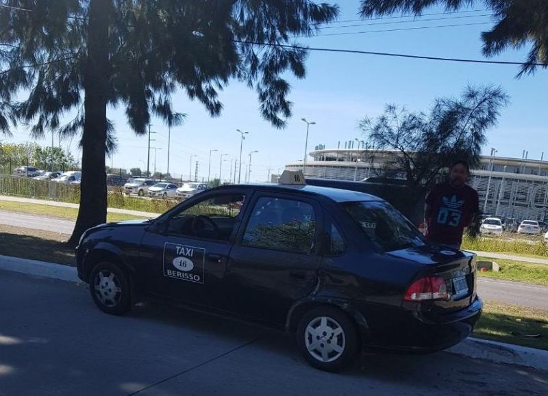 El coche de alquiler arribada desde La Plata.