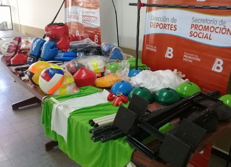 Entrega de material para las Escuelas Deportivas Municipales.