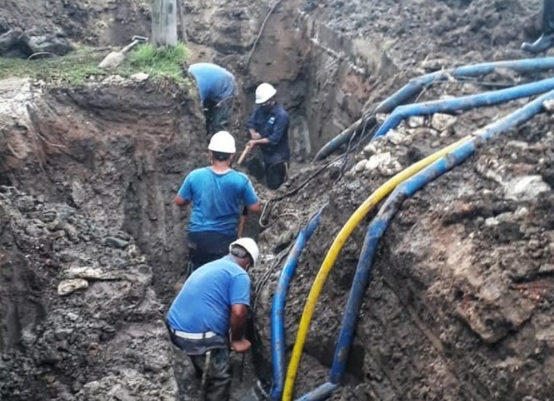 Operarios en plena labor de reparación.