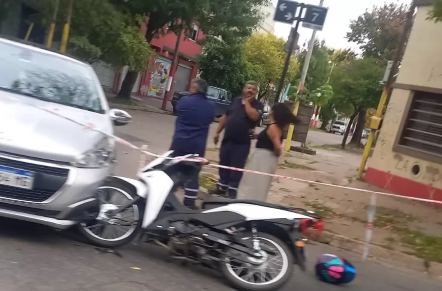 Choque entre auto y moto en 7 y 165: un herido fue trasladado por el SAME