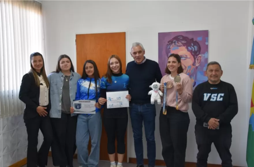 El intendente recibió a las atletas.