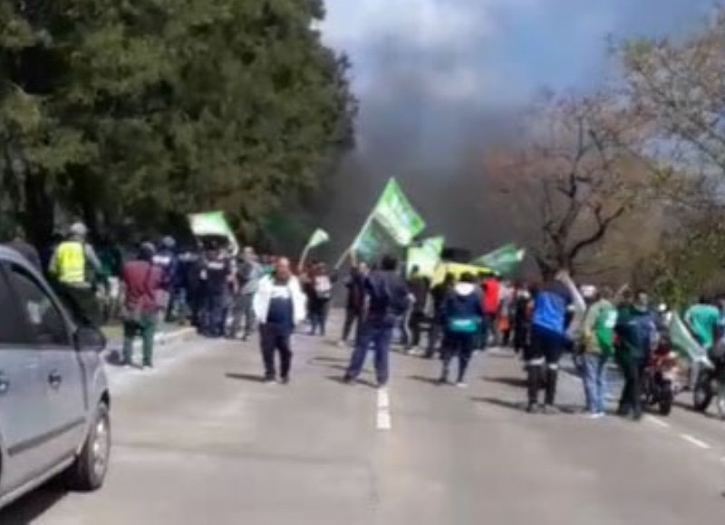 En pie de lucha.