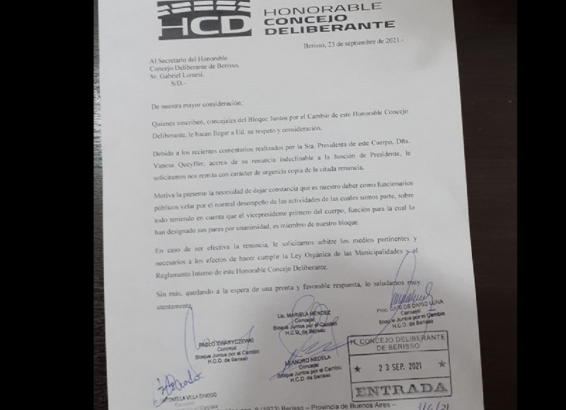 Nota que solicita la renuncia de la titular del cuerpo parlamentario local.