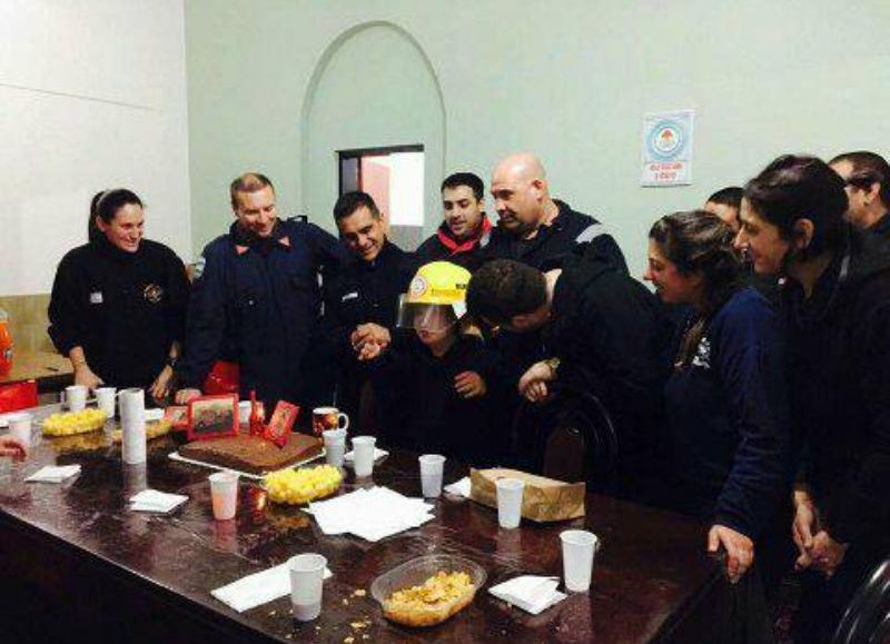 Bomberos de Berisso celebraron el cumpleaños de Valentín