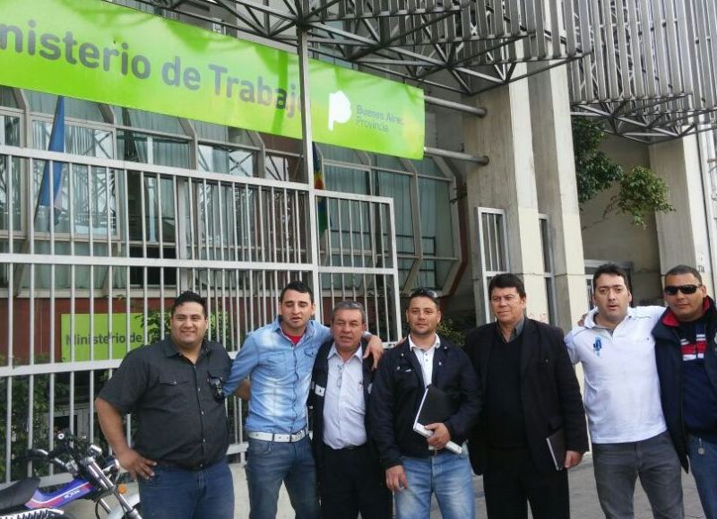 En pie de lucha.
