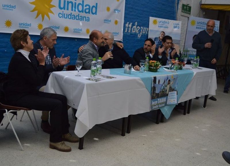 El candidato a senador nacional junto a referentes locales de Unidad Ciudadana.