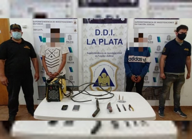 En el operativo se aprehendió a los sujetos y se secuestraron 2 celulares, 2 facas caseras, una manopla, cables de alta tensión y una máquina soldadora de otros hechos. 
