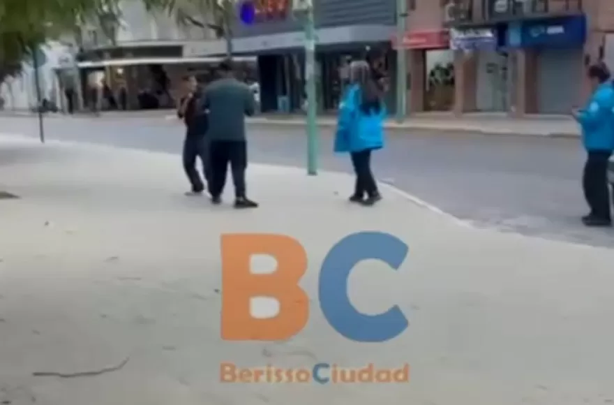 Escenas de pugilato, con Control Úrbano de árbitro.