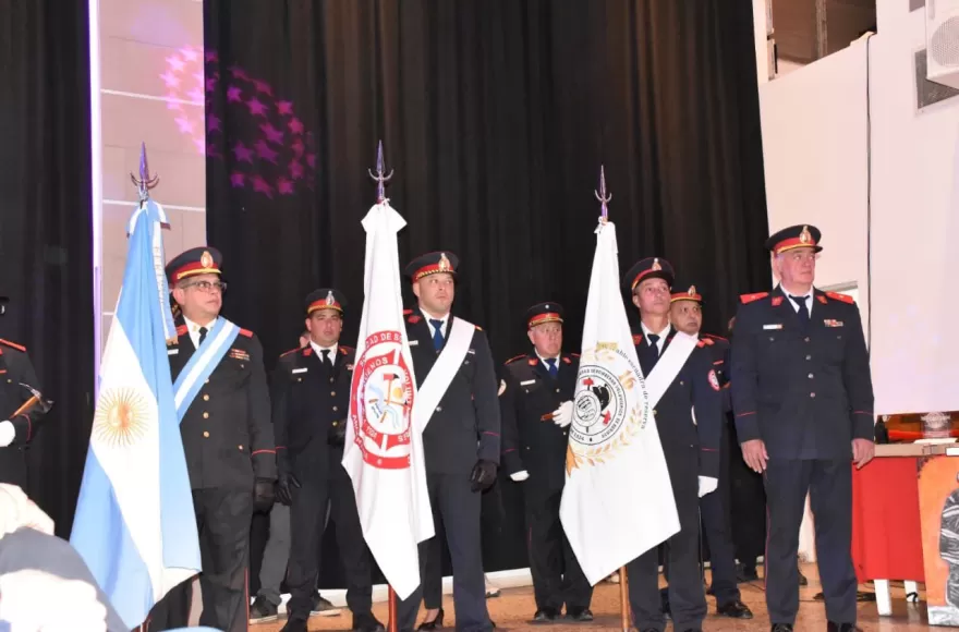 Para comenzar, los presentes recibieron a la Agrupación 100 Aniversario, y a los abanderados y las abanderadas de la institución con sus respectivos escoltas.