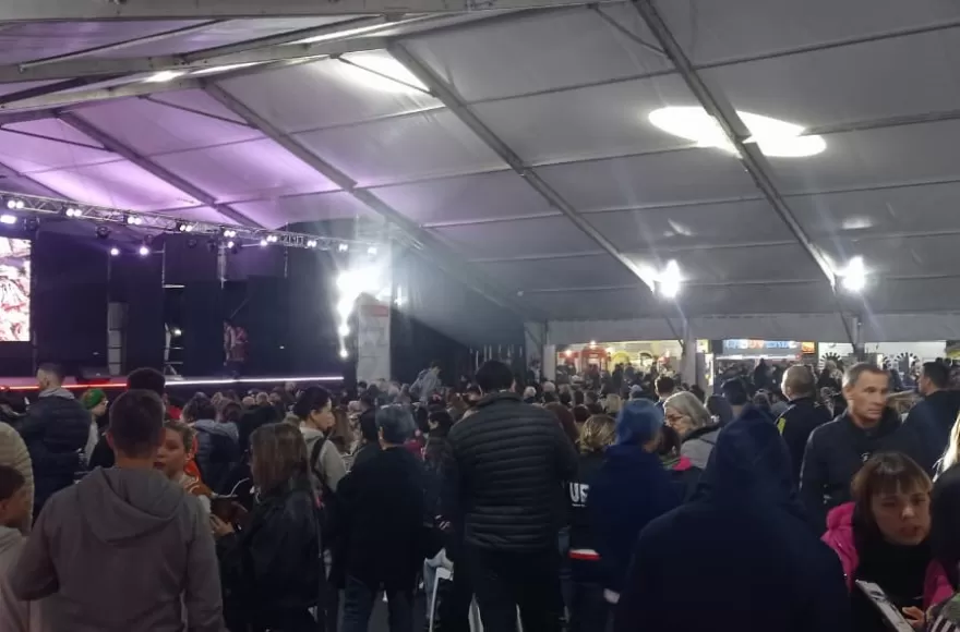 A pesar de la llovizna, la Carpa del Inmigrante recibe a numerosos visitantes en la anteúltima jornada