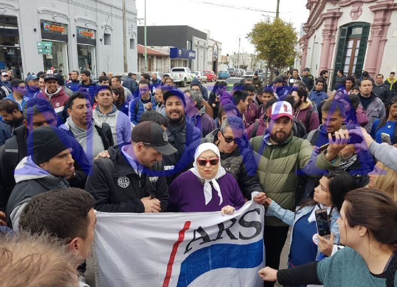 Cuando pasaron por el Municipio de Ensenada, Hebe de Bonafini y Mario Secco salieron a saludarlos. (Foto: NOVA)