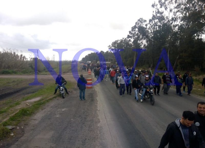 La marcha avanza por el Camino Rivadavia. (Foto: NOVA)