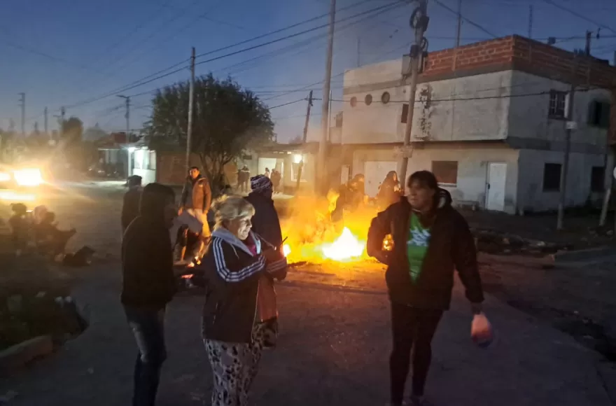 Vecinos de Villa Nueva volvieron a cortar en 8 y 139 por falta de suministro eléctrico.