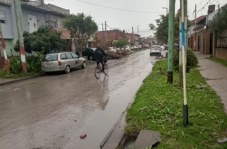 Vecinos de Nueva Villa Argüello reclaman limpieza de bocas de tormenta: “Un mes tapadas”