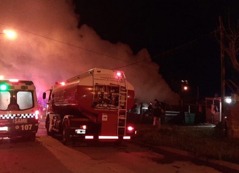 En el lugar trabajaron cinco dotaciones de bomberos.