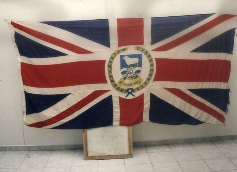 Bandera británica con el símbolo de Malvinas que se trajo un corresponsal de guerra, exhibida en el barrio porteño de Boedo.