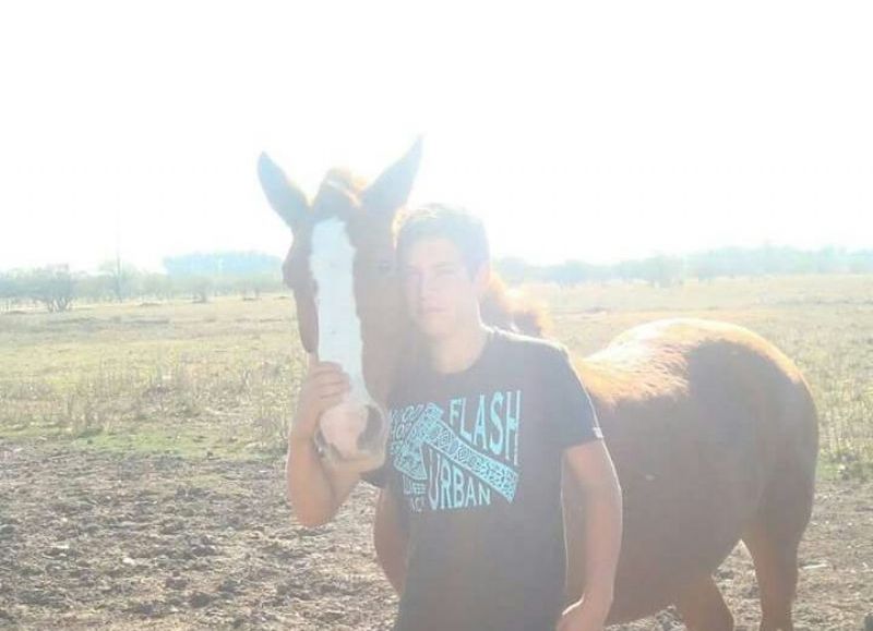 El hijo de Rosana con uno de los caballos robados.