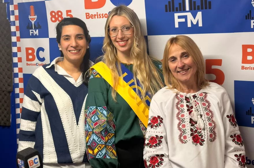 Angie Herrera junto a Tatiana Szewczuk y Ulana Witoszynski, representante cultural y secretaria de la Colectividad Prosvita, respectivamente.