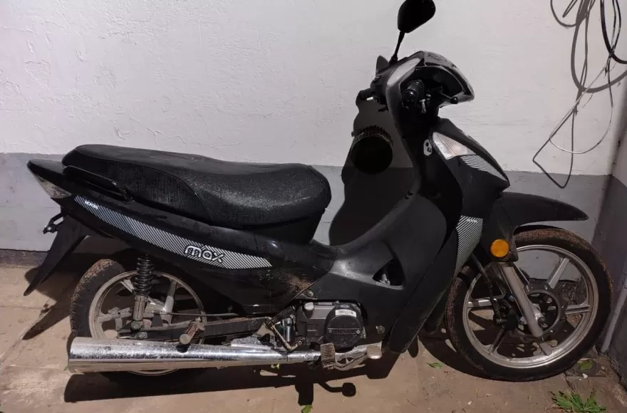 Dejó su motocicleta y huyó a pie.