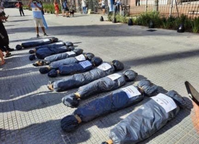 Bolsas mortuorias durante la protesta opositora.