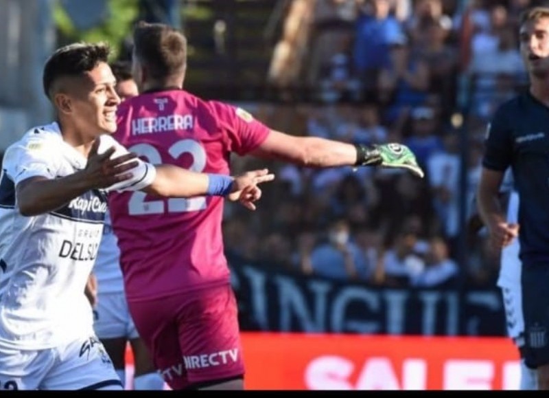 Eric Ramírez grita su gol, el segundo tripero.