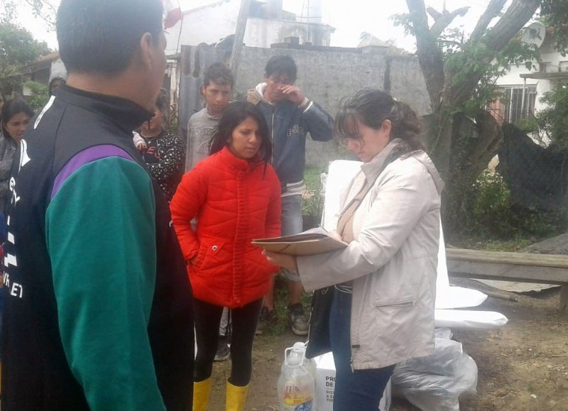 Entrega de elementos indispensables en domicilios afectados.