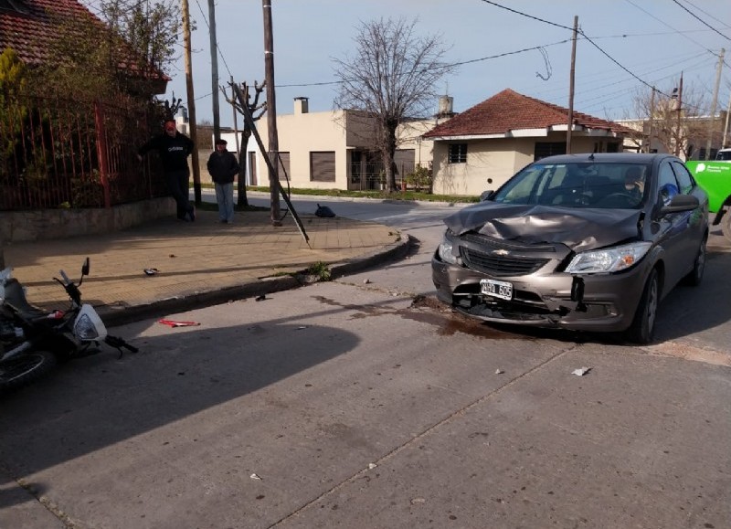 También la "ligó" un auto que se encontraba estacionado.