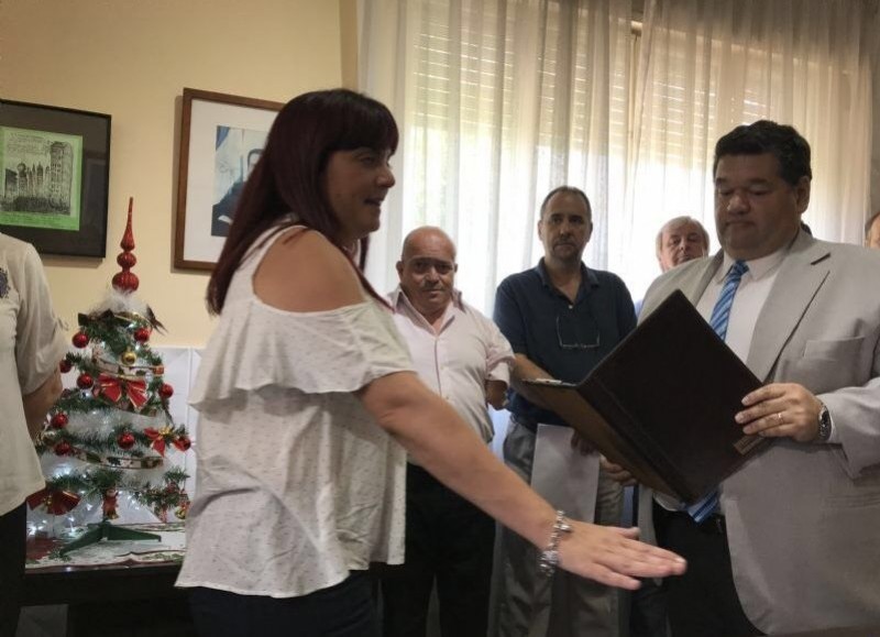 El intendente le toma juramento a Manuela Chueco, ante la atenta mirada de Raúl Murgia (archivo diciembre 2018)..