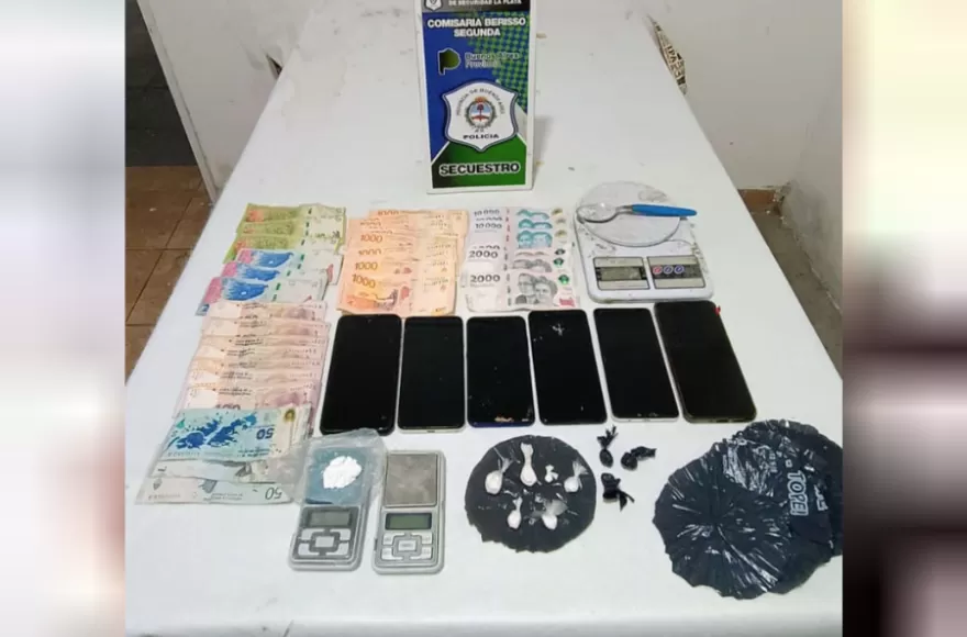 Se incautaron 15 gramos de cocaína, efectivo, celulares, balanza y elementos de corte.