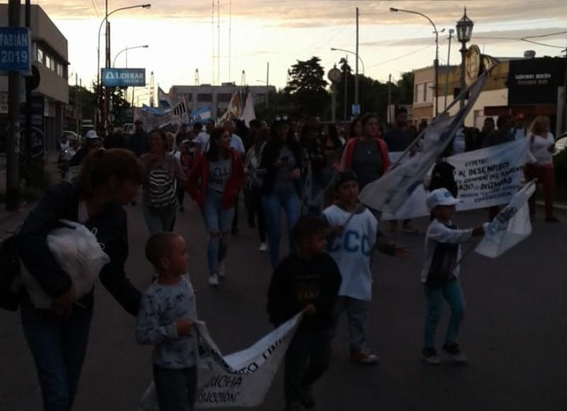 Trabajadores de Copetro junto a sus familias movilizaron por la Avenida Montevideo. (Foto: NOVA)