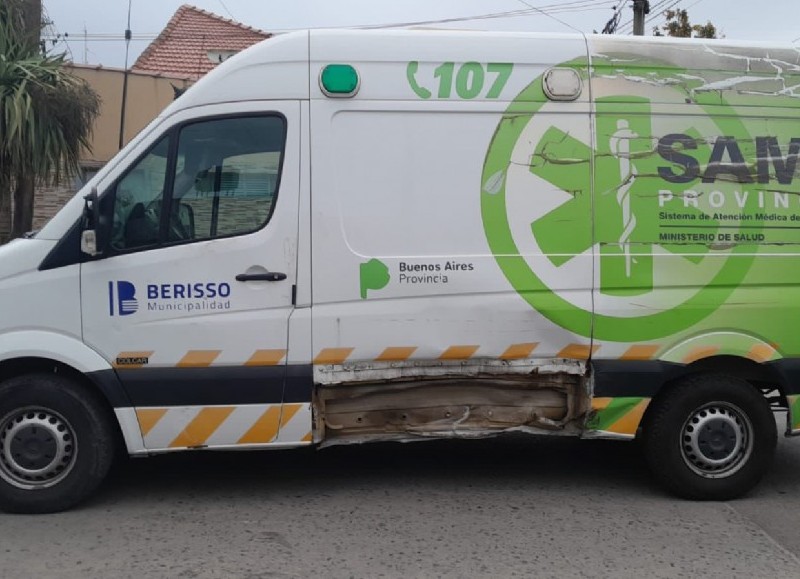 El masculino había sido trasladado de inmediato, luego de que impactará con su moto de una cilindrada de 250 contra una ambulancia que, en ese momento, salía del taller mecánico para realizar la prueba de su funcionamiento.