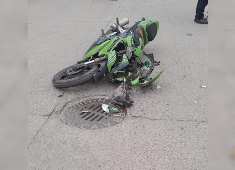 Cerca de las 16 horas de este viernes, en la intersección de 13 y 153, se produjo un accidente protagonizado por una ambulancia y una moto.