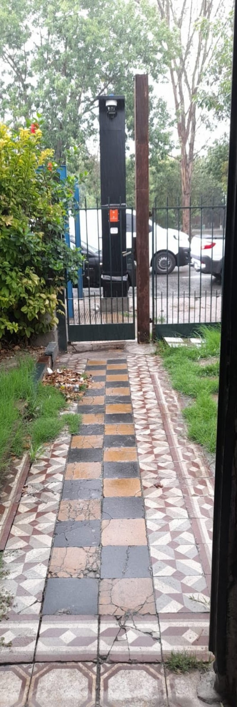 Por este motivo, la mujer solicitó que corran el totem, ya que no se puede bajar del auto "porque lo colocaron mal y muy cerca del garage"