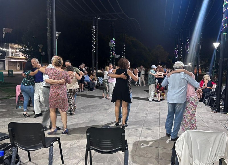 Hizo mención también a "La Balandra Suena" que está es una propuesta más para acompañar la jornada en la playa en la que remarcó "que está muy linda".