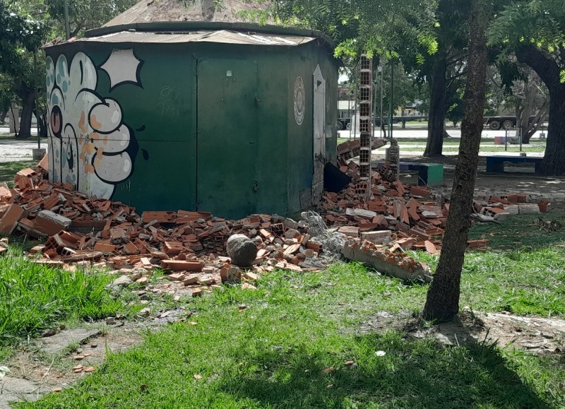 Durante este mediodía trabajadores municipales realizaron tareas de derrumbes de la edificación que se había construido en el mes de octubre del año pasado.