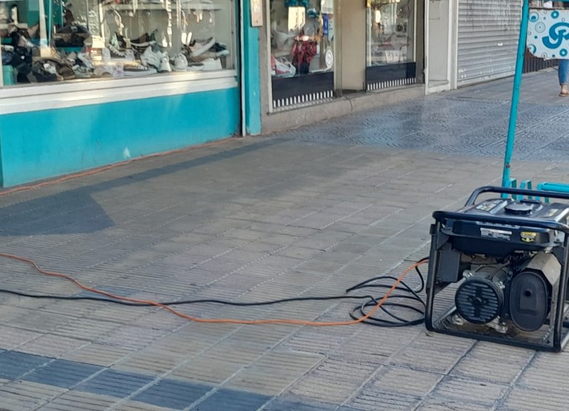 En el lugar trabajadores de la empresa EDELAP estuvieron realizando los trabajos pertinentes sobre la Avenida Montevideo y calle 17.